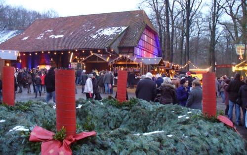 Der überdimensionale Adventskranz auf dem Weihnachtsmarkt der FloraFarm